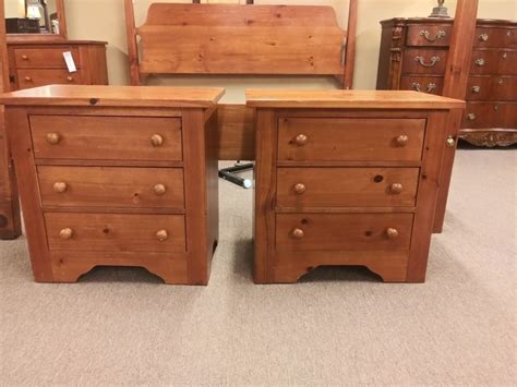 Broyhill Knotty Pine Bedroom Furniture
